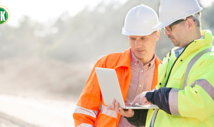 Construction site supervisor overseeing workers during SSSTS training on a UK construction site.